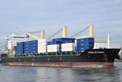 Caribbean Harmony volgeladen met 45ft containers